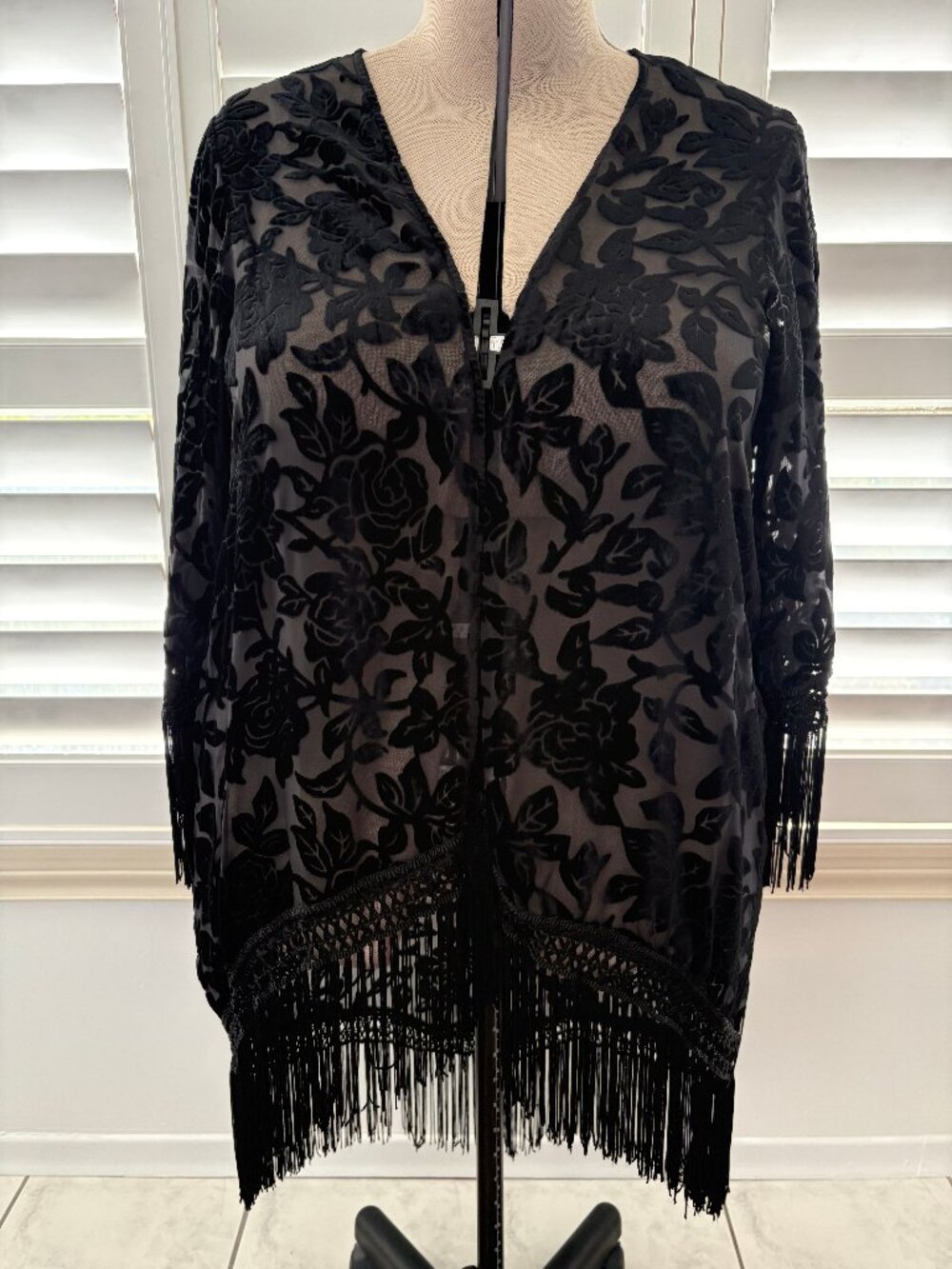 Torrid Black Burnout Fringe Kimono size 0/1 Black